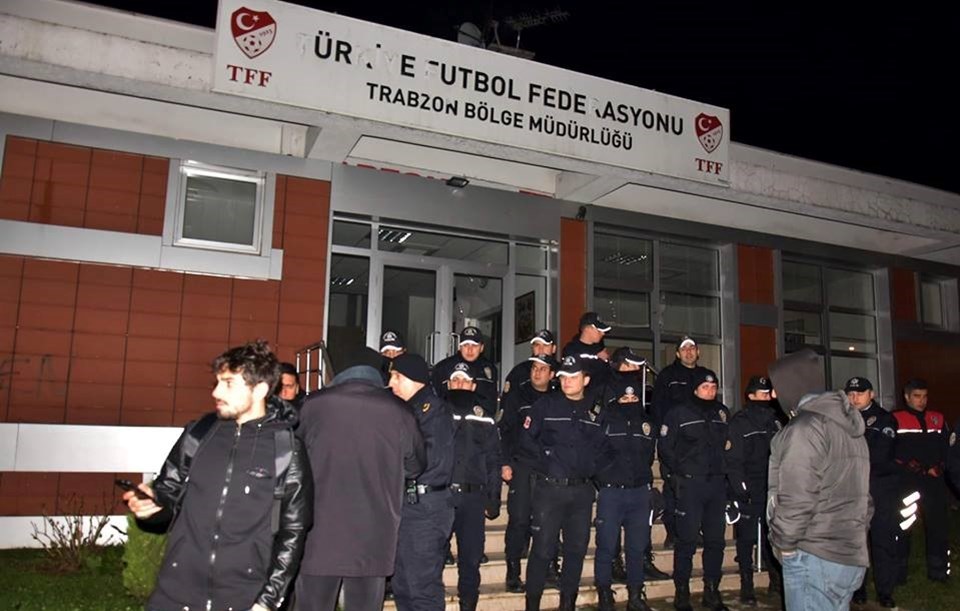 Maç sonrası TFF Trabzon Bölge Müdürlüğü binasına saldırı - 1