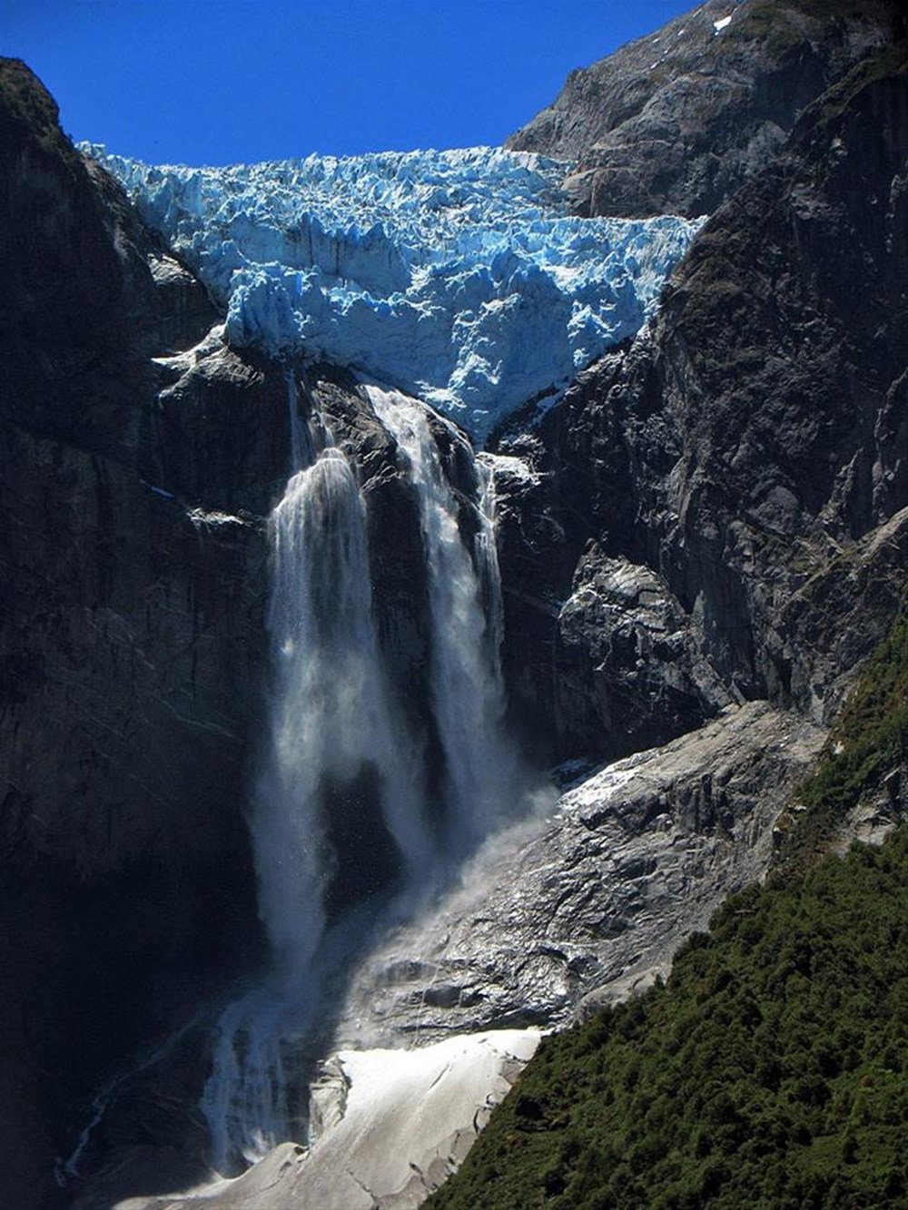 Самая водопад. Ventisquero Falls. Водопад Глейшер. Водопад висячего ледника. Чили. Водопад Анды Южная Америка.