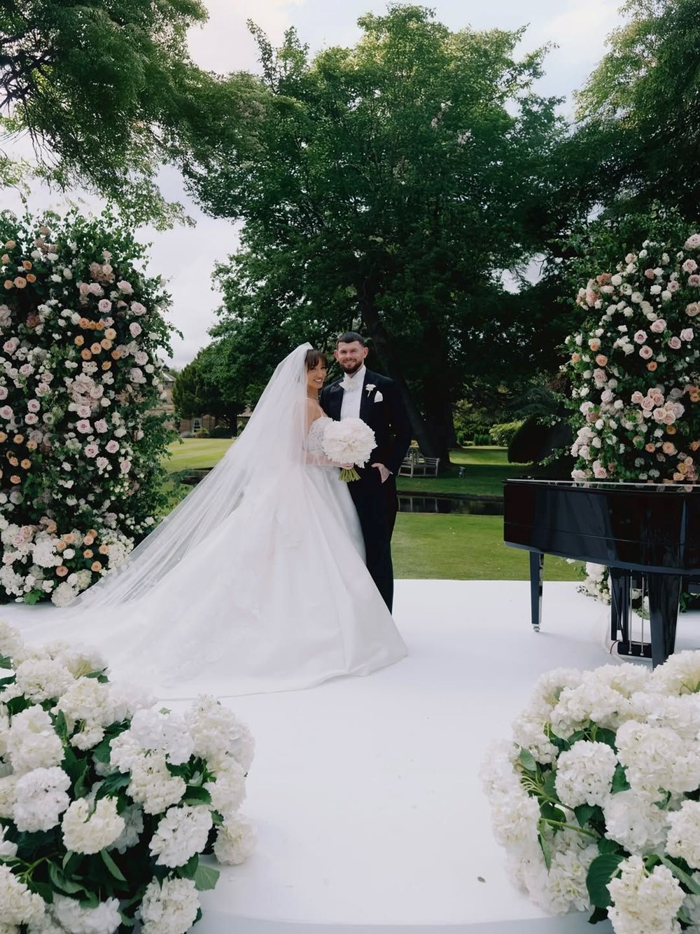 Megan McKenna ile Oliver Burke evlendi: İşte törenden ilk kareler - 3