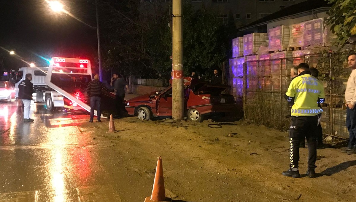 Sakarya'da feci kaza: Beton direğe çarpan otomobilin sürücüsü öldü