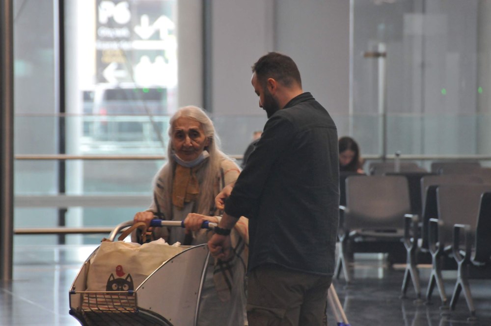 Kanada’ya gidemedi, ülkesine de dönmek istemiyor: İstanbul
Havalimanı akademisyenin evi oldu - 4