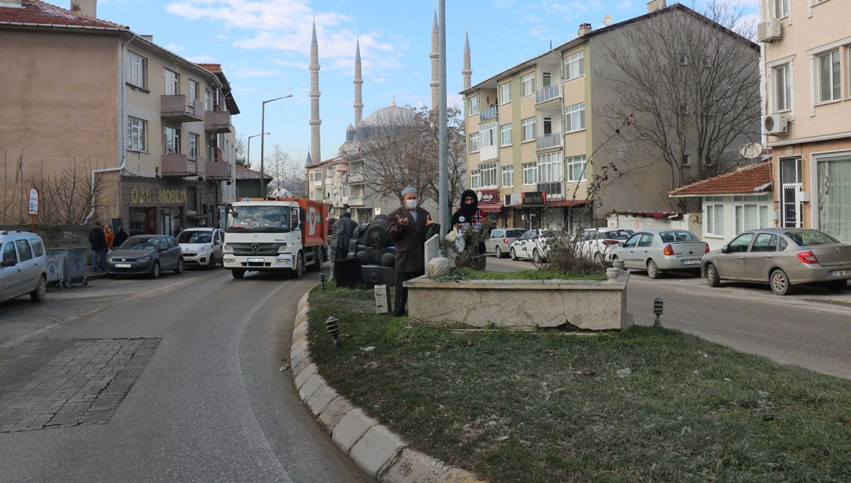 Edirne’de şaşırtan görüntü: Cadde ortasında mezar