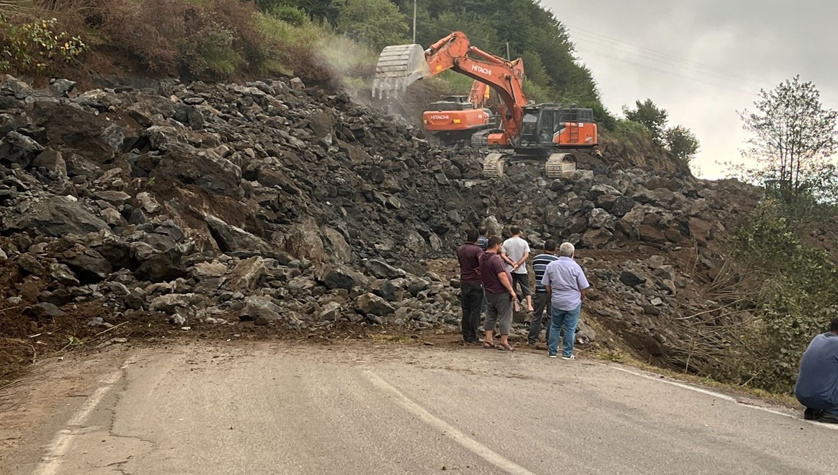 Ordu'da yol çalışması: Patlatılan dinamit Karadeniz-Akdeniz bağlantı yolunu trafiğe kapattı