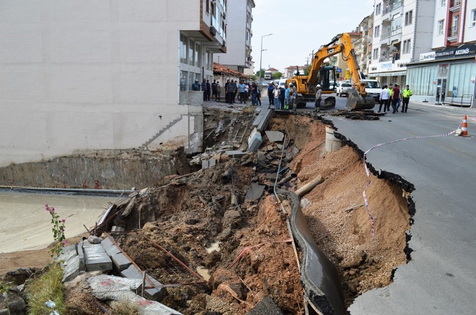 Ankara'da inşaatın istinat duvarı çöktü - 1
