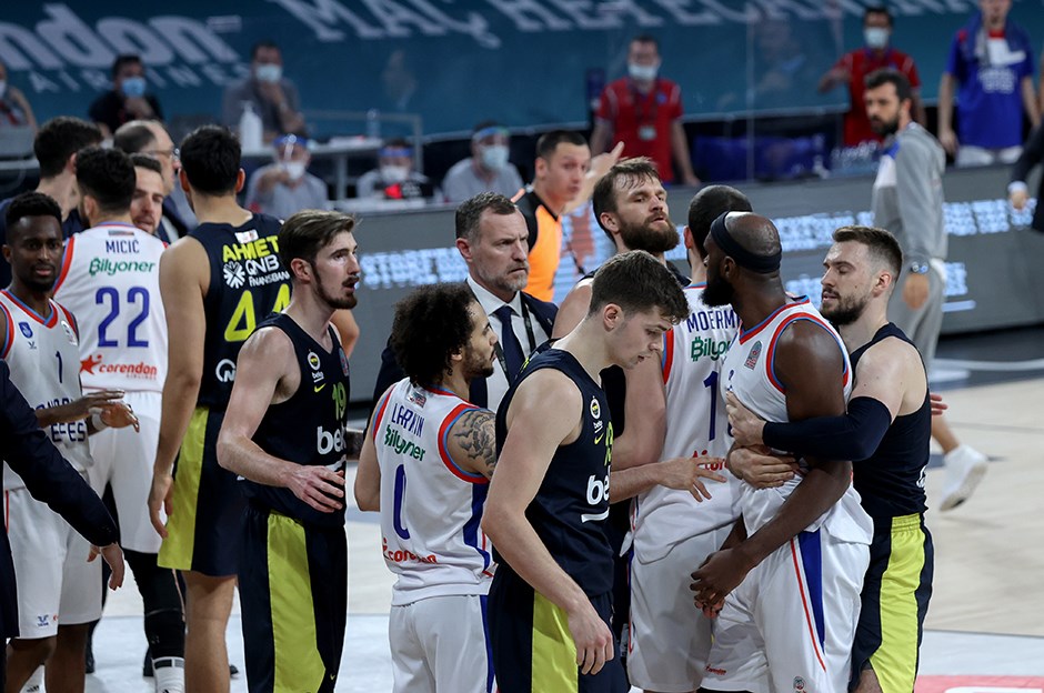 Anadolu Efes - Fenerbahçe Beko maçında kavga! 8 kişiye diskalifiye...