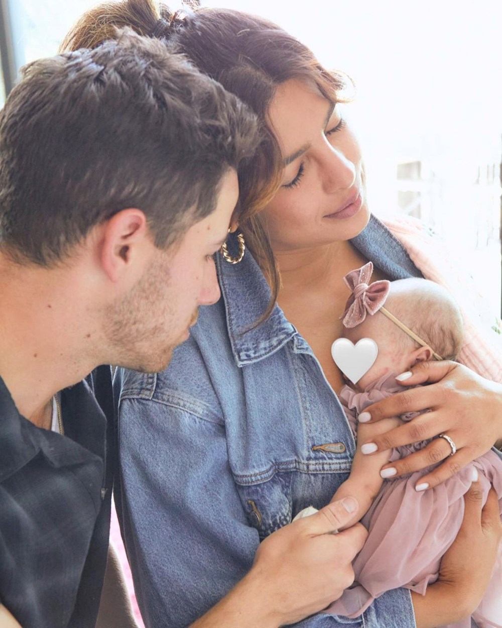 Nick Jonas ve Priyanka Chopra bebeklerinin fotoğrafını ilk kez paylaştı - 2