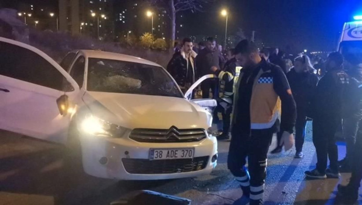 Kayseri'de feci kaza: Araçta sıkışan şoförü ekipler çıkardı