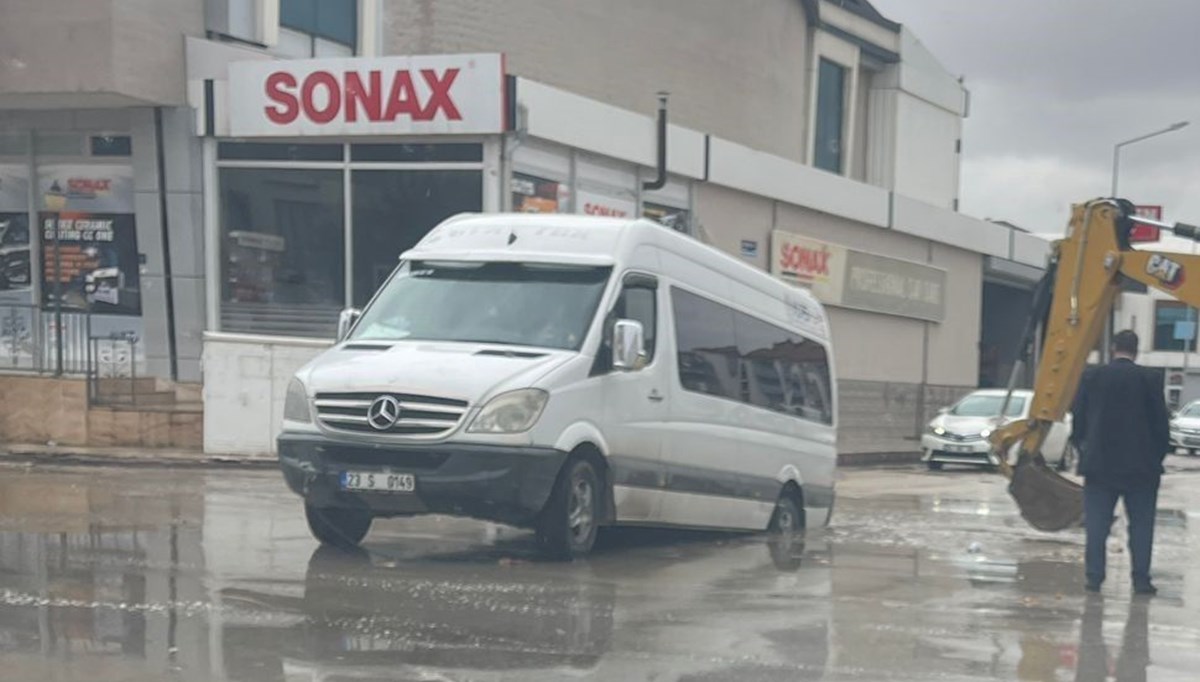 Elazığ'da öğrenci servisi yağmurla dolan çukura düştü