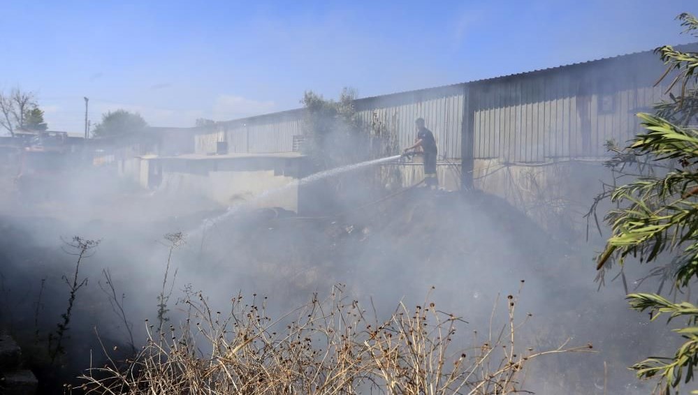 Antalya'da mobilya atölyesi yakınında yangın