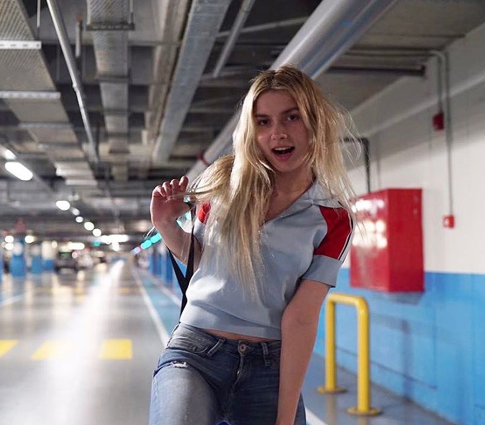 Nilgün Belgün takipçilerini geçmişe götürdü: Bu fotoğraf Marmaris'te çekildi (Ünlülerin çocukluk ve gençlik halleri) - 649