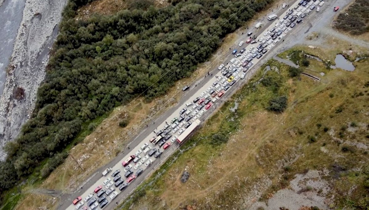 Rusya-Gürcistan sınırında 20 kilometrelik kuyruk