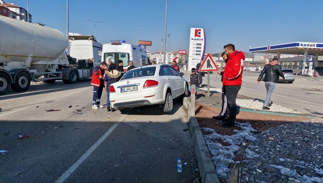 Aksaray’da 2 otomobil çarpıştı: 1'i çocuk 2 yaralı