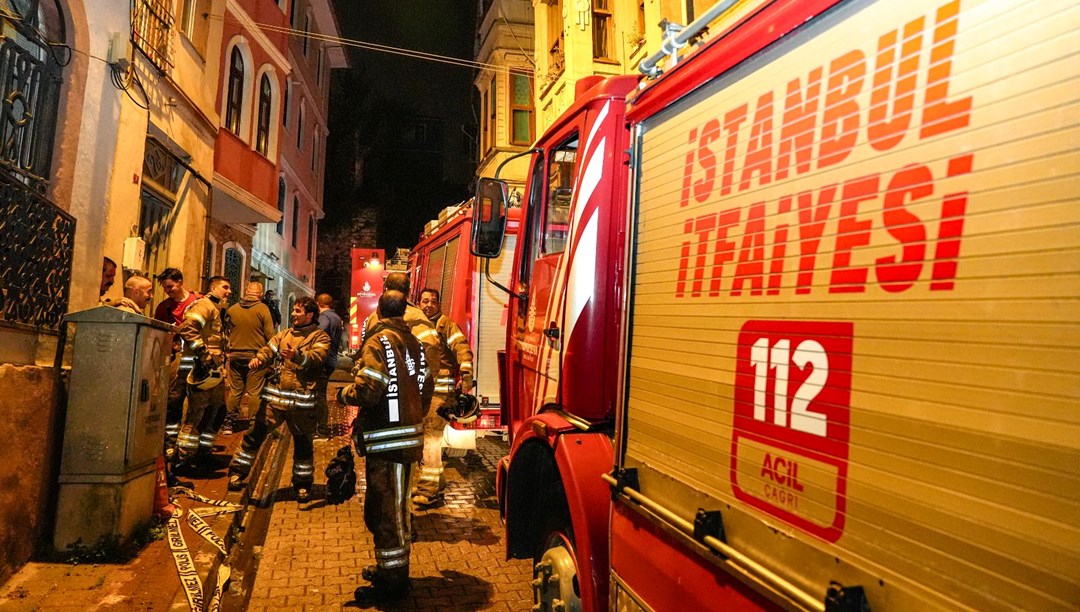 Fatih te 4 katlı binada çıkan yangında 2 kişi yaralandı