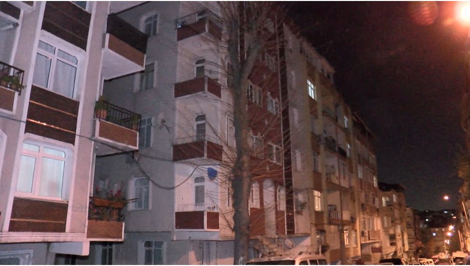 Altı katlı binada panik: Kolonlarından ses geldi, apartman tahliye edildi