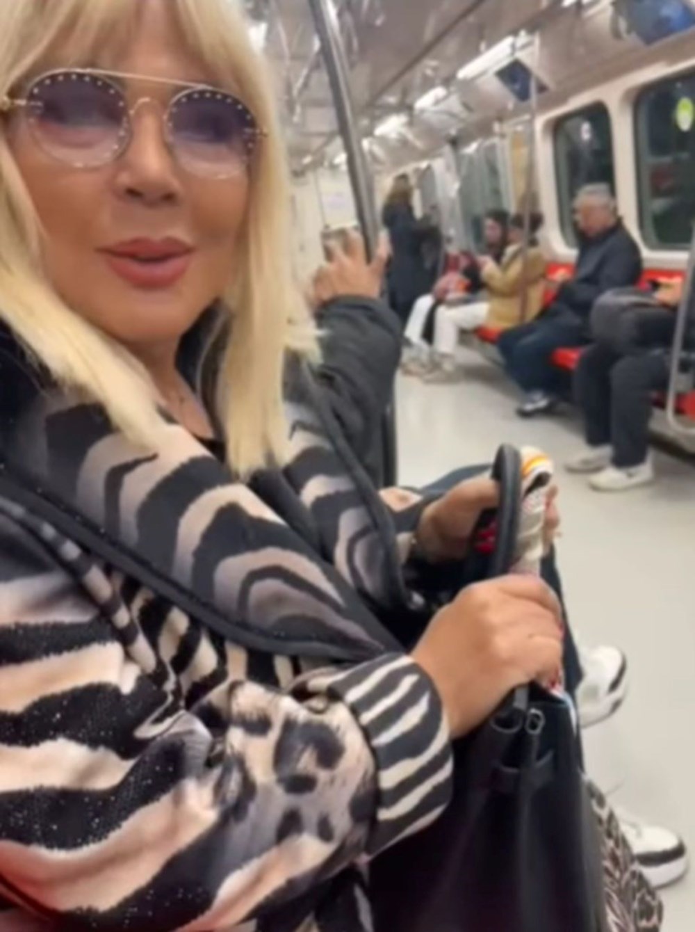 Safiye Soyman metroya bindi: Ben sizden biriyim (Toplu taşıma kullanan ünlüler) 73 0jaRGVgBWEC wNIzvfyyyw