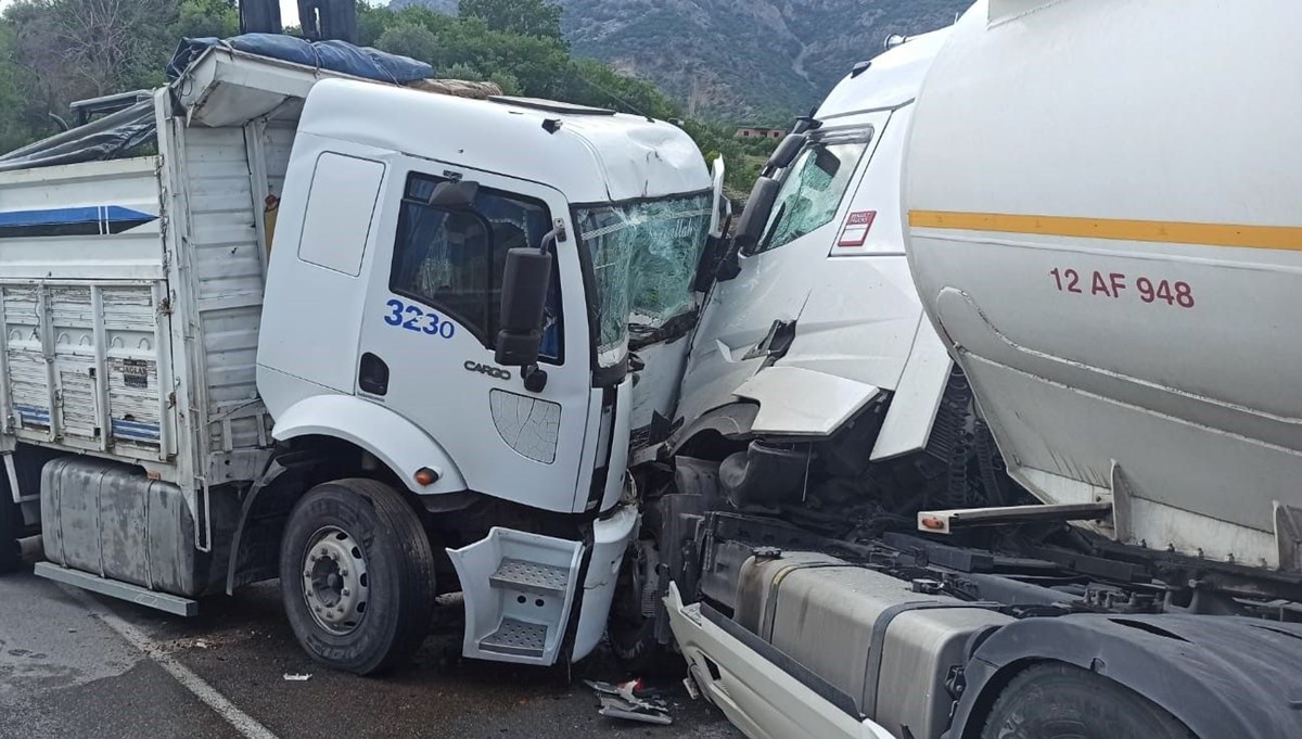 Yakıt tankeri ile TIR kafa kafaya çarpıştı: Yaralılar var