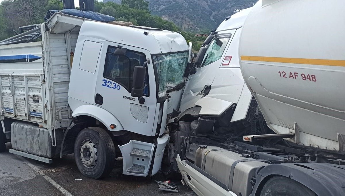 Yakıt tankeri ile TIR kafa kafaya çarpıştı: Yaralılar var Yakıt tankeri ile TIR kafa kafaya çarpıştı: Yaralılar var
