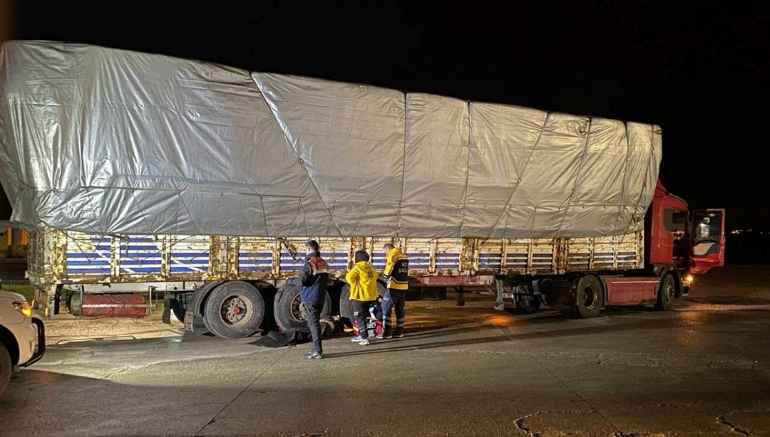 Tamir etmeye çalıştığı TIR'ın altında kaldı, hayatını kaybetti