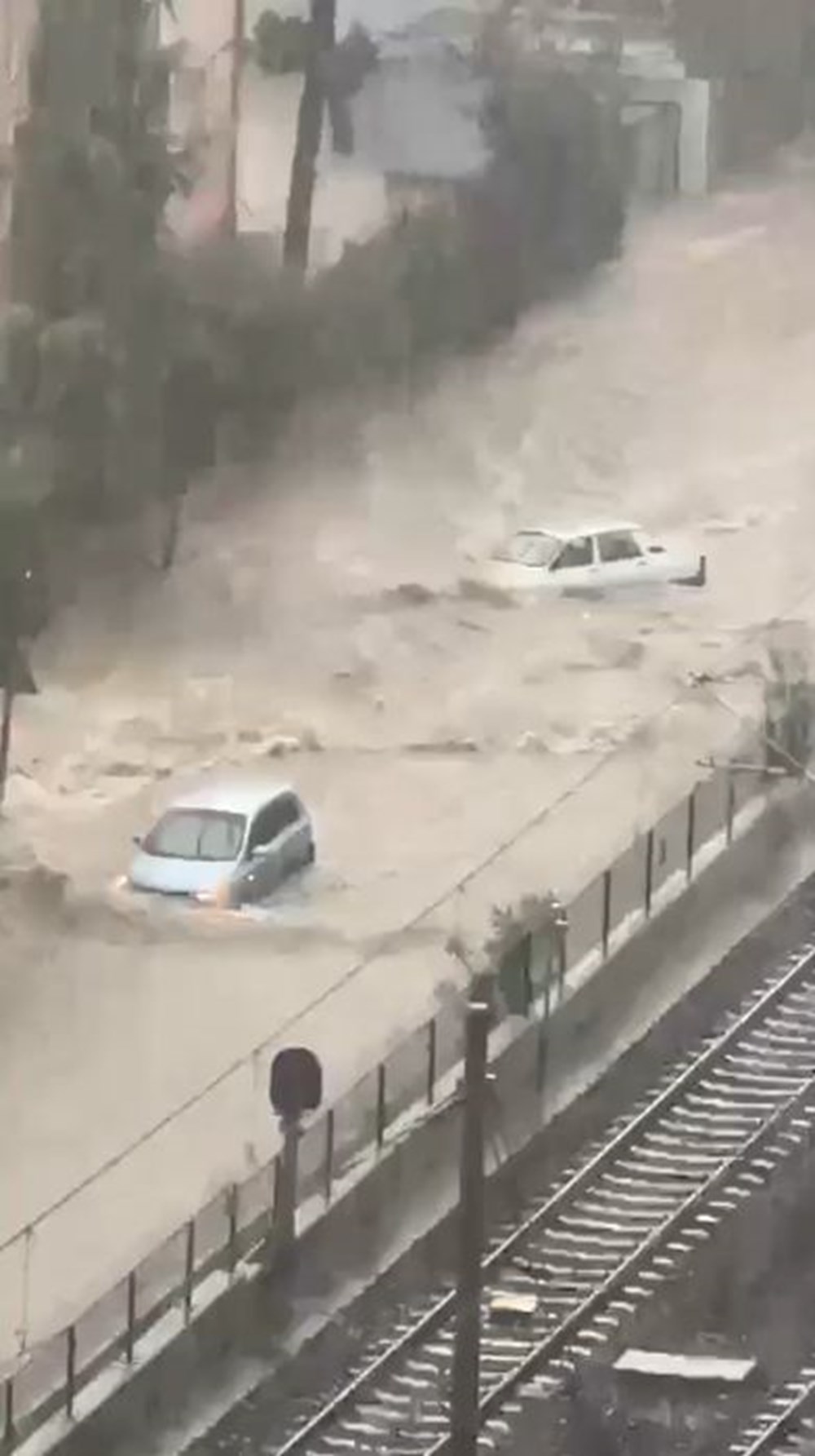 Birçok ilde sağanak ve sel hayatı felç etti: 2 kişi öldü | AFAD'dan 7 il için uyarı - 9