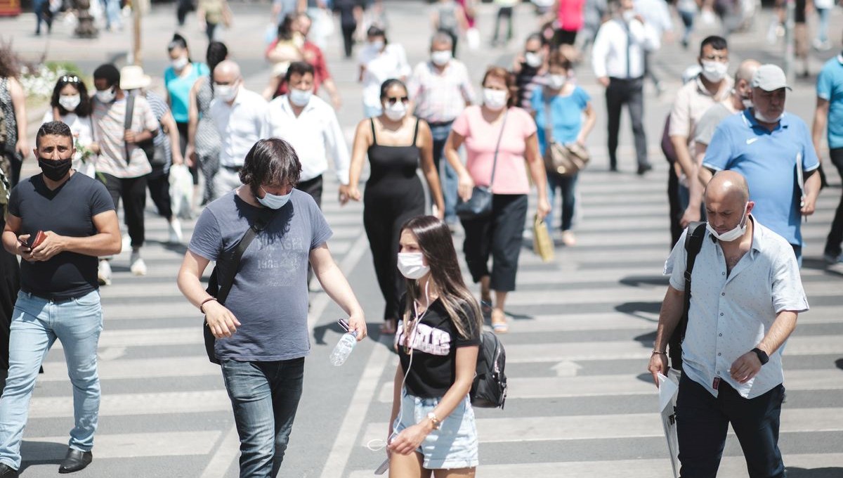 ABD’li bilim insanı uyardı: Covid-19 bu yüzyılın sonuna kadar hayatımızdan çıkmayacak ve torunlarımızın torunları aşı olacak