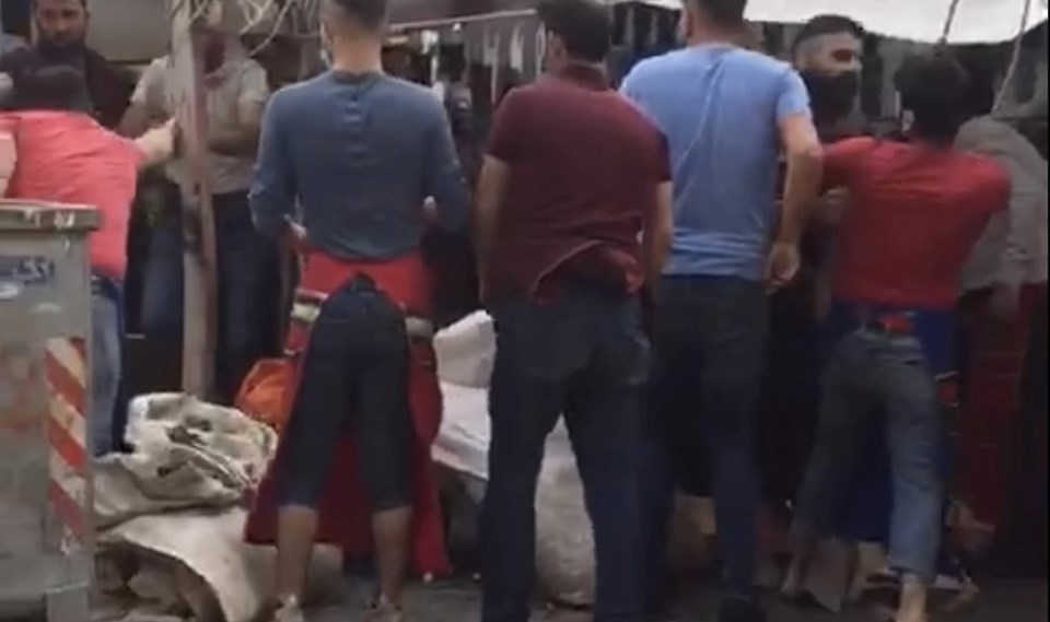 Sultanbeyli'de pazarcılar arasında tekmeli tokatlı yer kavgası: 14 gözaltı - 1
