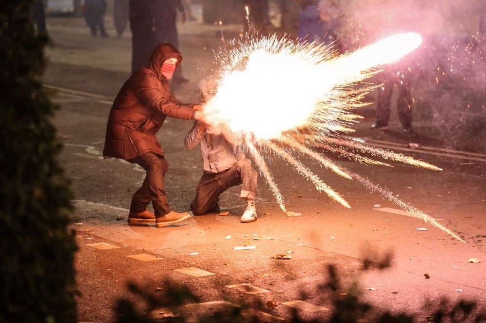 Gürcistan'da gösteriler devam ediyor:  Protestocular parlamento binasına havai fişekle saldırdı - 6