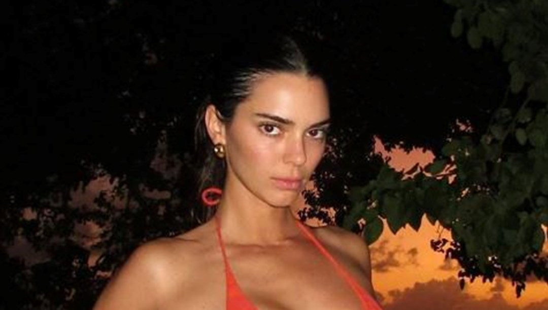 Paris Moda Haftası'na transparan stiliyle damga vurdu