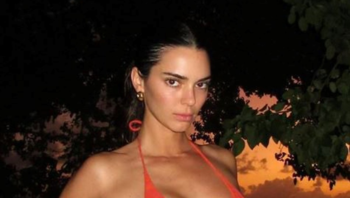 Paris Moda Haftası'na transparan stiliyle damga vurdu