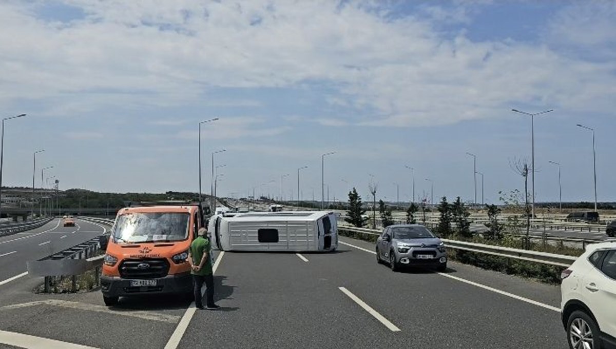 İstanbul Arnavutköy'de servis aracı devrildi İstanbul Arnavutköy'de servis aracı devrildi