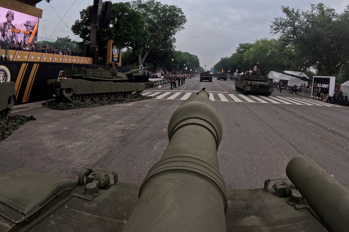 Törende yüzlerce tank ve zırhlı araç geçiş yaptı.