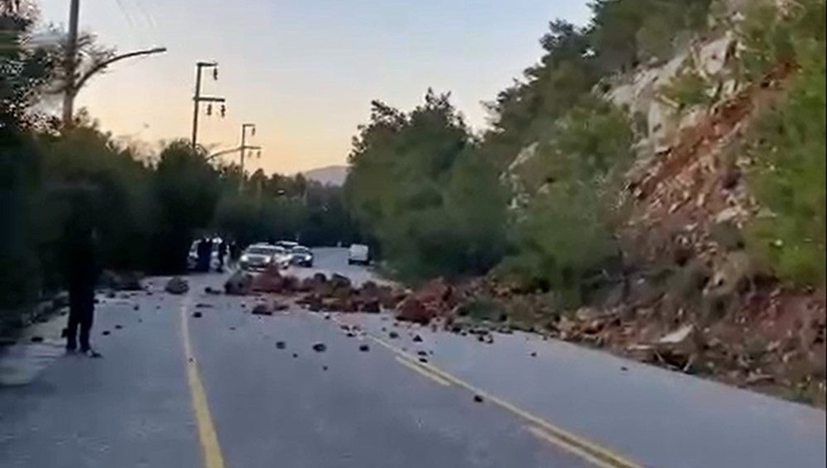 Marmaris'te heyelan: Karayolu ulaşıma kapandı Marmaris'te heyelan: Karayolu ulaşıma kapandı