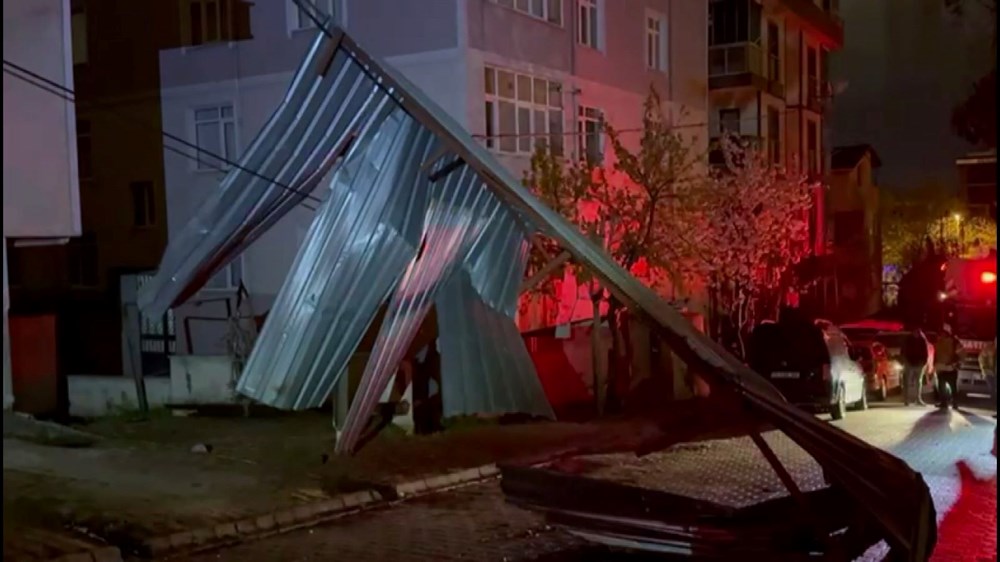 İstanbul'daki fırtınada pilotla kule konuşması: Yakıt kritik olabilir - 4