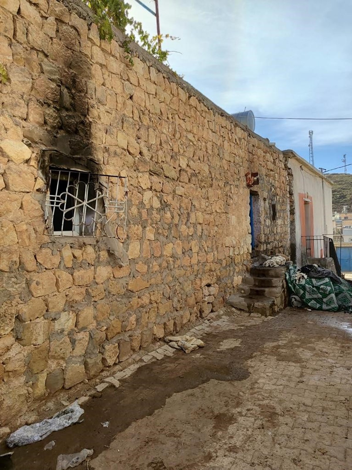 Annenin öldüğü, çocukların yaralandığı olayda evde hasar meydana geldi Annenin öldüğü, çocukların yaralandığı olayda evde hasar meydana geldi
