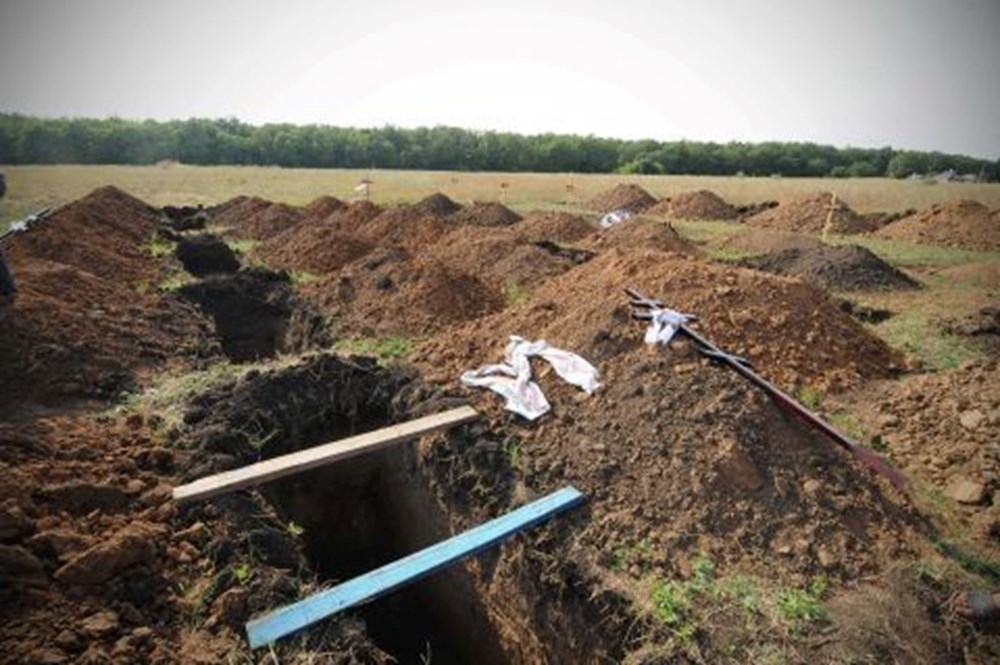 Rusya-Ukrayna  Savaşı'nın en acı fotoğrafları: Ölülerini gömemeyen halk toplu mezarlar kazıyor - 5