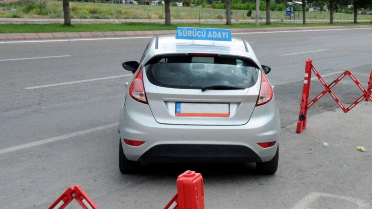 Sürücü belgesi sınavlarına başkasının yerine girenler veya girmeye teşebbüs edenler ile kendi yerine başkasını sınava sokan veya buna teşebbüs edenlerin sınavlardan men süresi 2024 yılında 2 yıldan 5 yıla çıkarıldı.