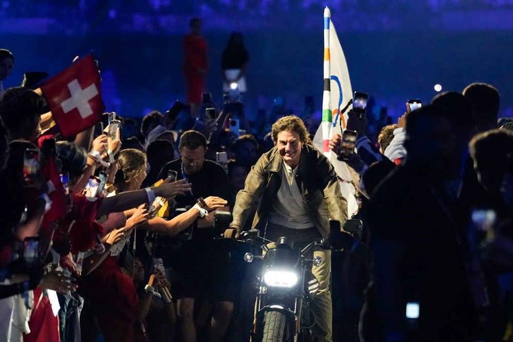 Yine dublör kullanmadı! Tom Cruise Paris Olimpiyatları'nın kapanış töreninde şov yaptı - 6