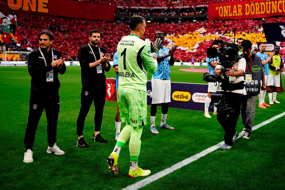 Osimhen alana çıktı, o müzik çaldı: Galatasaray taraftarı eşlik etti 80