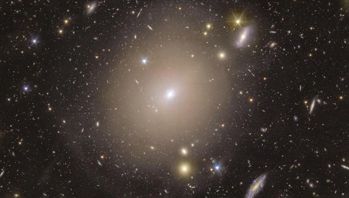 590 milyon yıl uzaktaki galaksinin merkezinde