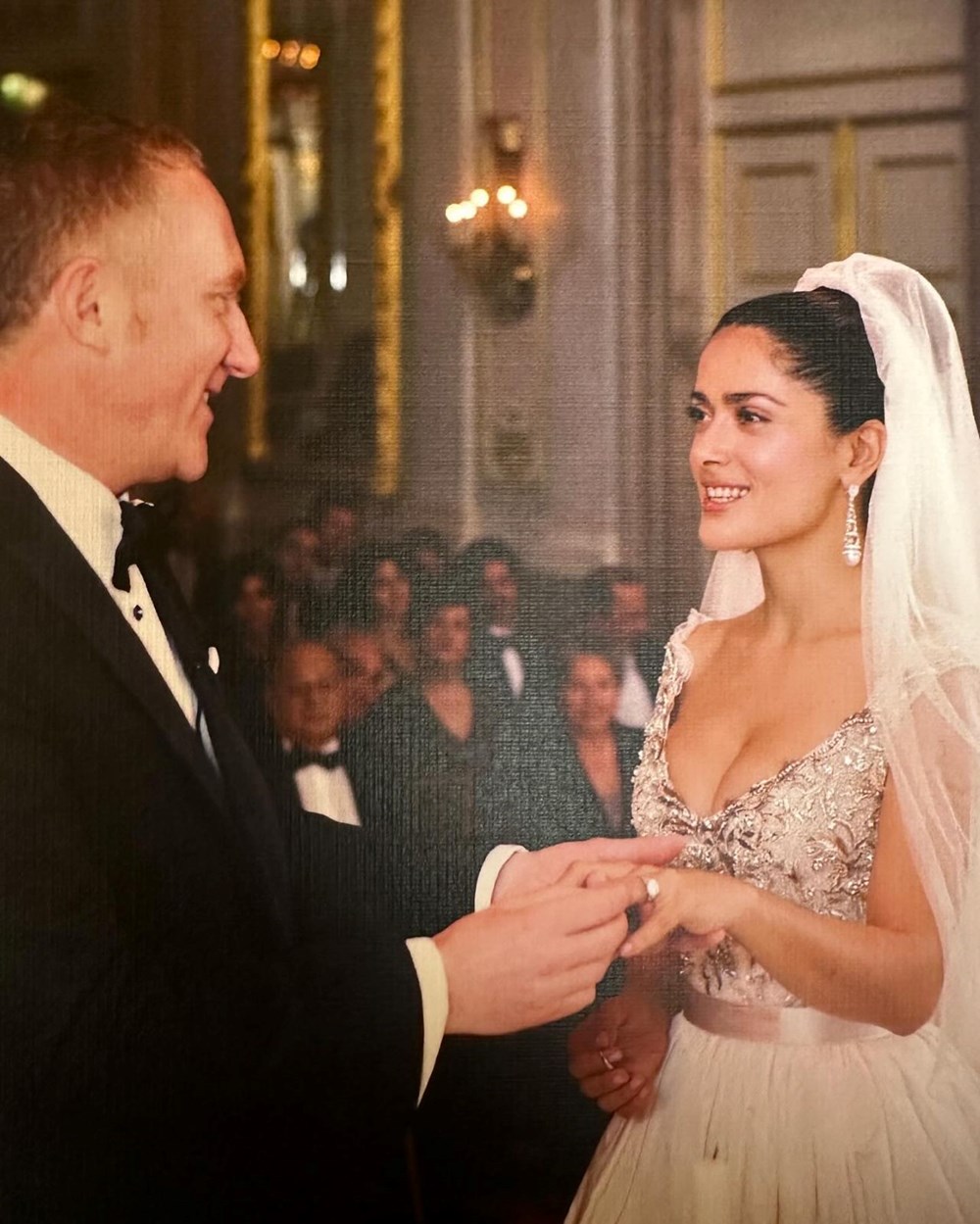 Salma Hayek'ten romantik kutlama: Hiç görülmemiş fotoğrafları paylaştı - 2