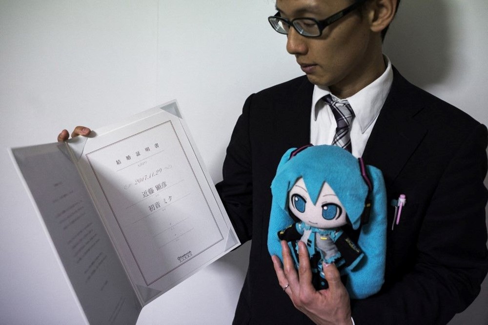 Hologramla evlenen Japon, eiyle artk konuamyor