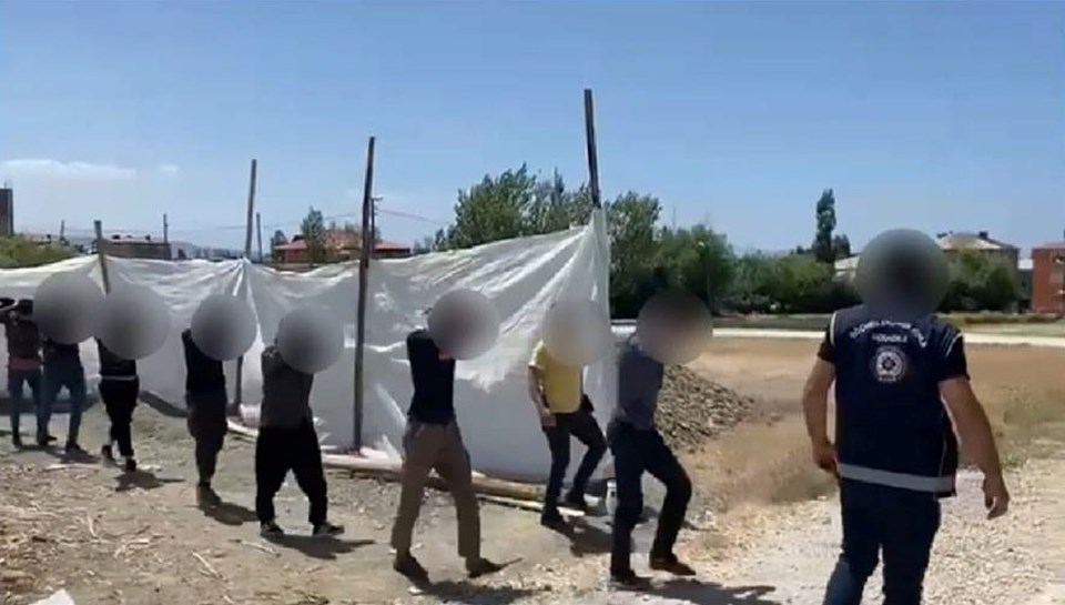 Yer altında saklanırken yakalandılar - 1