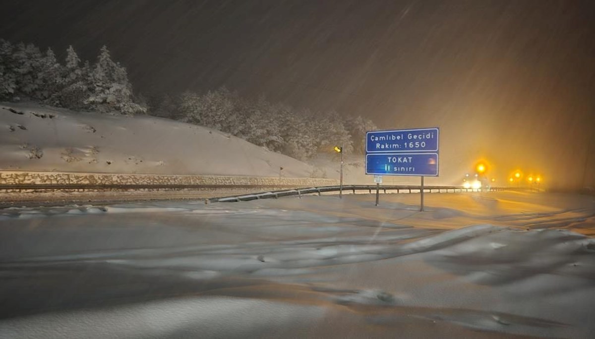 Tokat-Sivas yolunda kar yağışı etkili oldu