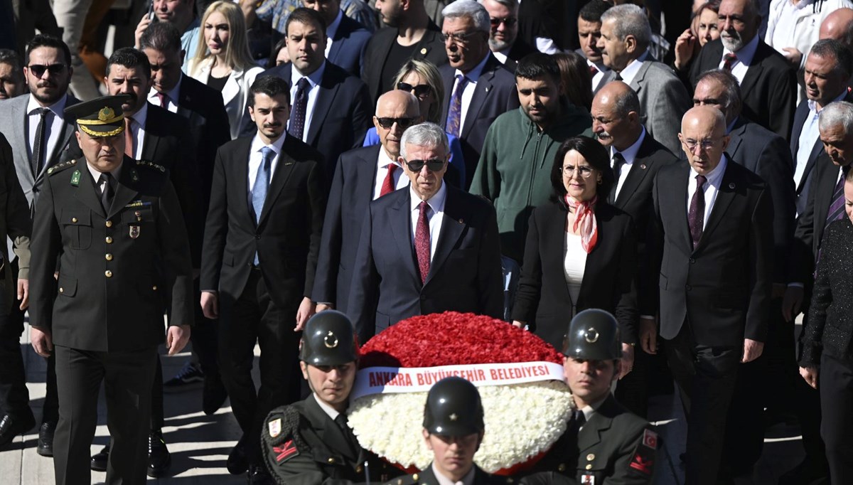 Mansur Yavaş ve Ankara'nın yeni belediye başkanları Anıtkabir'de Mansur Yavaş ve Ankara'nın yeni belediye başkanları Anıtkabir'de