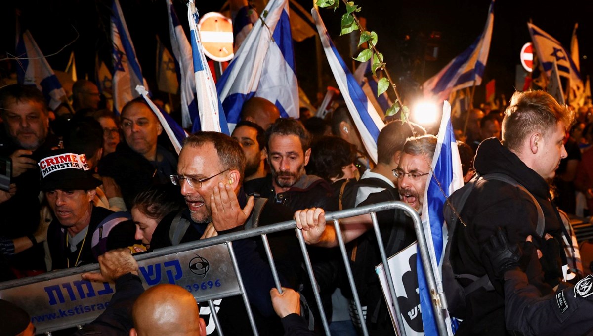 İsrail'de protesto sırasında Netanyahu'nun eşi kuaförde mahsur kaldı İsrail'de protesto sırasında Netanyahu'nun eşi kuaförde mahsur kaldı