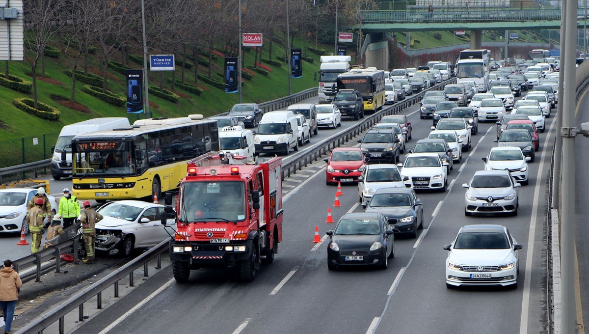 Kağıthane D-100'de trafiği kilitleyen kaza