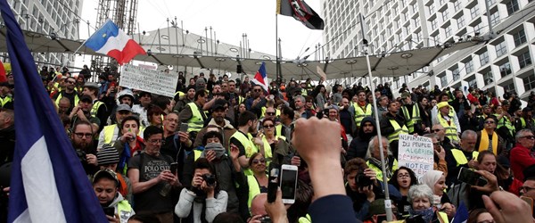 Fransa'da sarı yelekliler yeniden sokaklarda