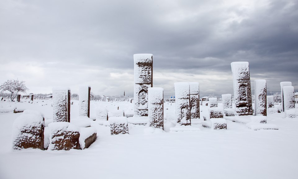Ahlat'taki Selçuklu Meydan Mezarlığı karla kaplandı - 2