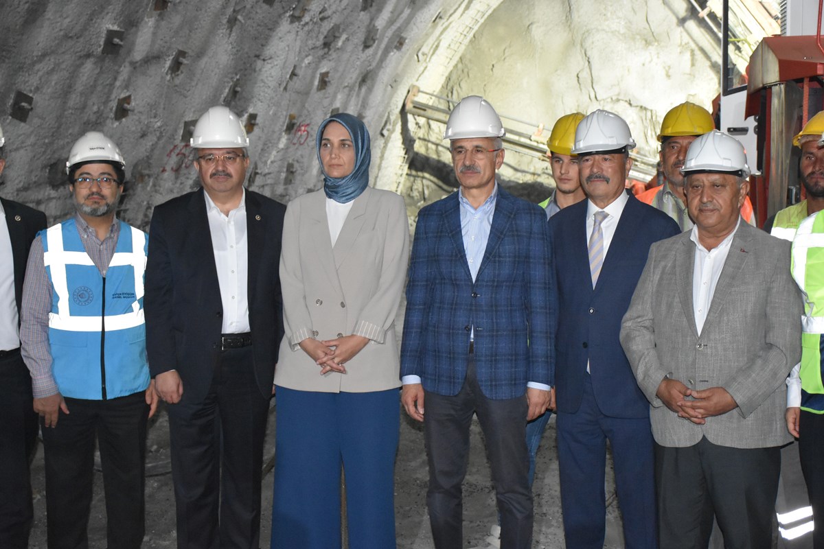 Ulaştırma ve Altyapı Bakanı Uraloğlu (soldan 4.), hattın yapımında incelemelerde bulundu. Ulaştırma ve Altyapı Bakanı Uraloğlu (soldan 4.), hattın yapımında incelemelerde bulundu.