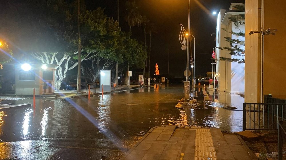 İskenderun'da deniz seviyesi yükseldi, caddeler su altına kaldı - 3