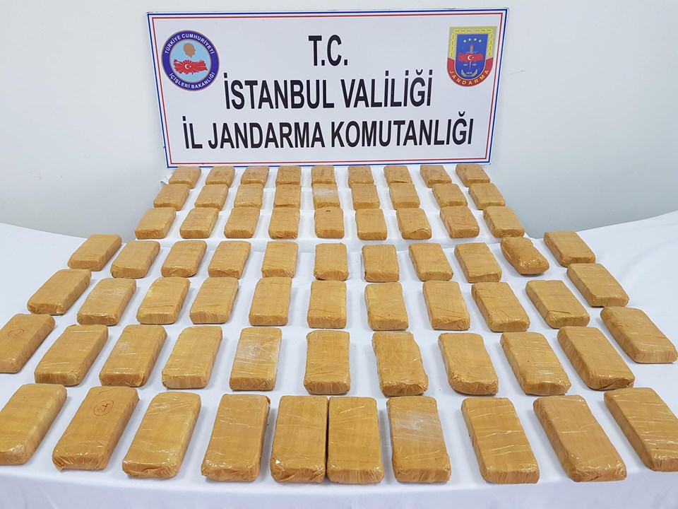 İstanbul'da AVM otoparkında uyuşturucu operasyonu - 1
